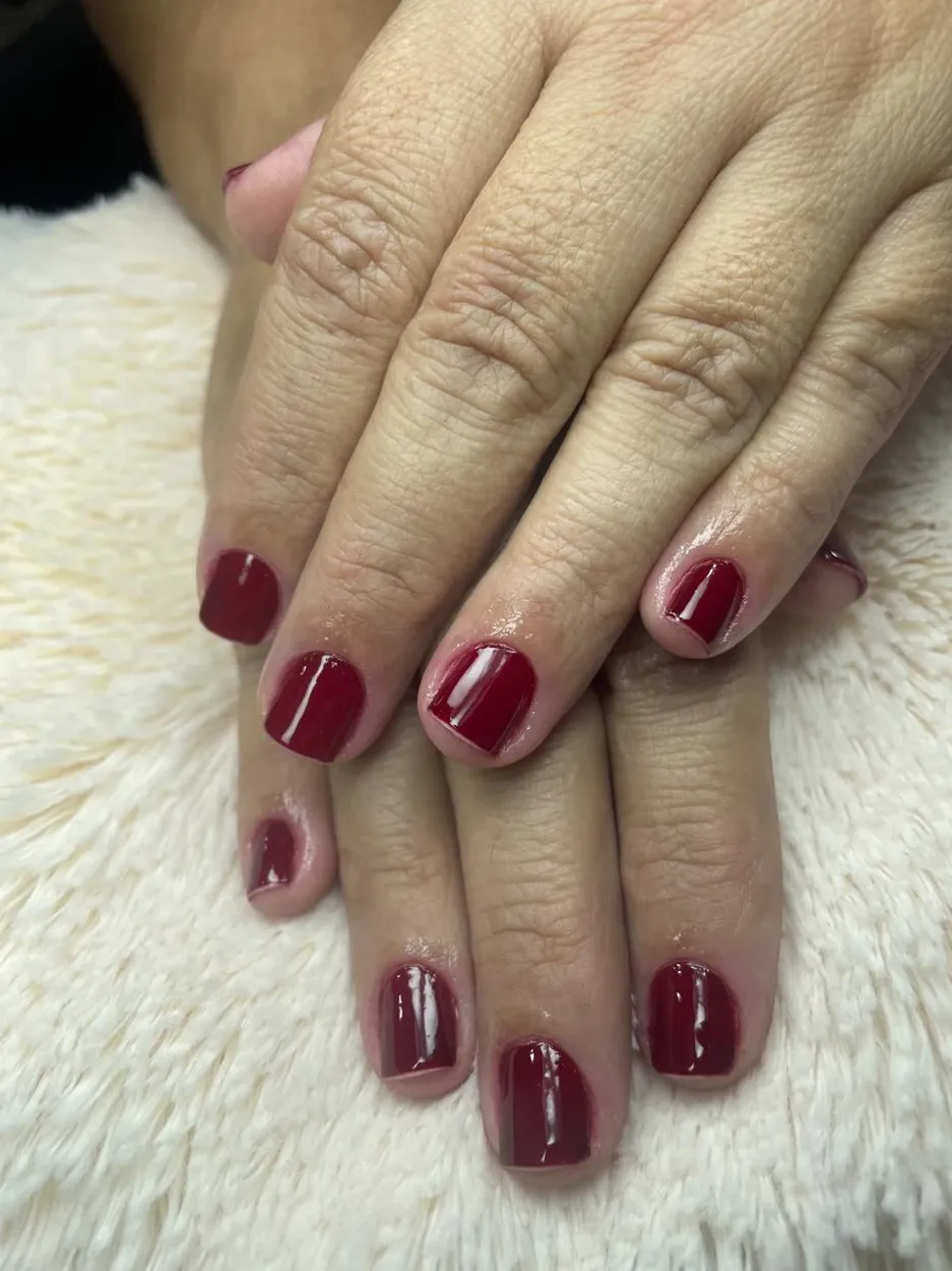 Unhas curtas com esmalte vinho