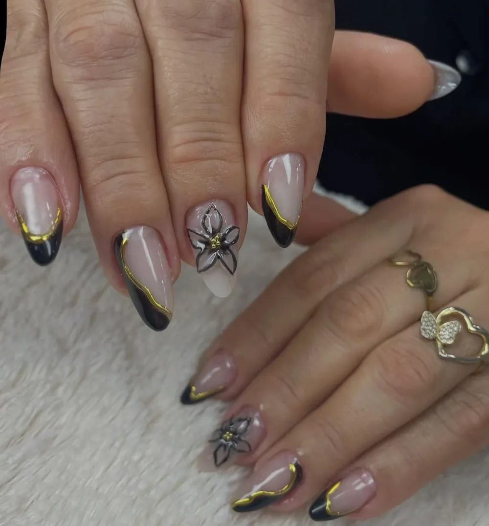Unhas amendoadas pretas com detalhes dourados e flor 3D