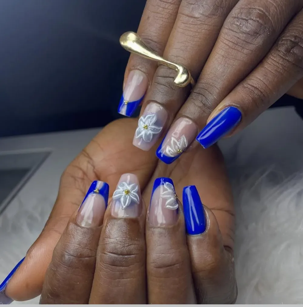 Unhas azuis com flores brancas em relevo