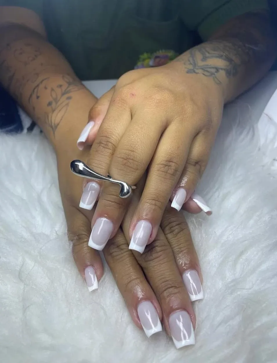 Unhas longas com francesinha branca